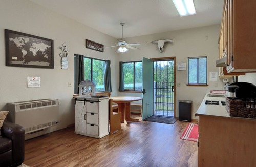 Mariposa House | Family Friendly Farm Stay Near Yosemite