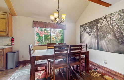 Sierra Cedars House | Family-friendly mountain retreat w/large wood deck, gas grill, fireplace