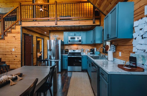 Campton Cabin | Family Friendly | Private | Kids Games | Hot Tub | Sleeps 8