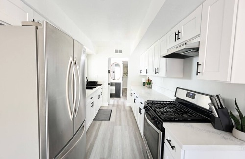 Bakersfield House | Family-Friendly Southwest Bakersfield Retreat with Jacuzzi & Fenced Yard