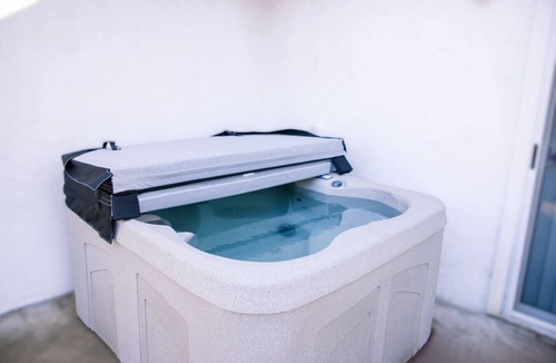 Bakersfield House | Family-Friendly Southwest Bakersfield Retreat with Jacuzzi & Fenced Yard