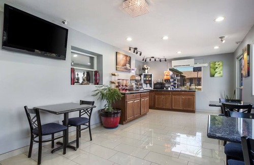 Salem Hotel | Family-Friendly Suite: 2 Doubles, Kitchenette, Free Breakfast & Parking!