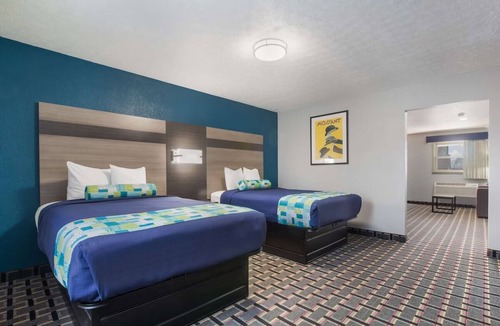 Salem Hotel | Family-Friendly Suite: 2 Doubles, Kitchenette, Free Breakfast & Parking!