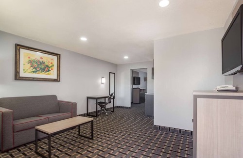 Salem Hotel | Family-Friendly Suite: 2 Doubles, Kitchenette, Free Breakfast & Parking!
