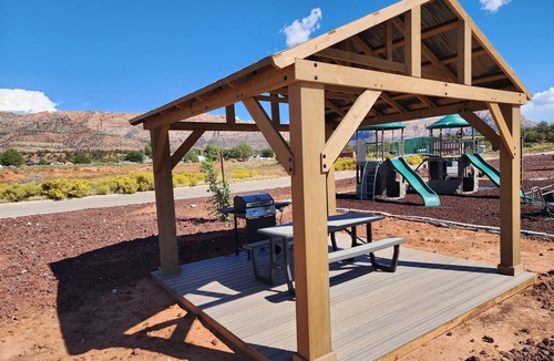 Apple Valley House | Family-Friendly Tiny Home Firepit BBQ Zion
