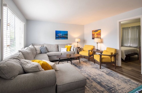 Huron House | Family Getaway to Lake Erie with Private Beach Access