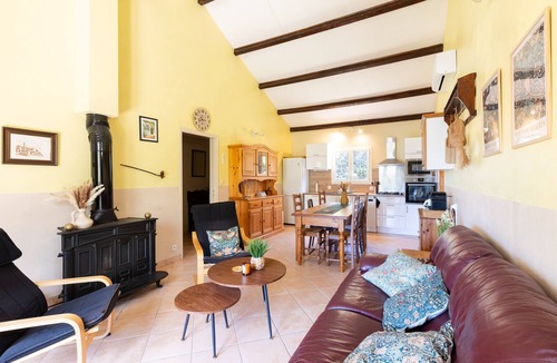 Manso House | Family Holiday Home with Mountain View, Shared Terrace and Air Conditioning