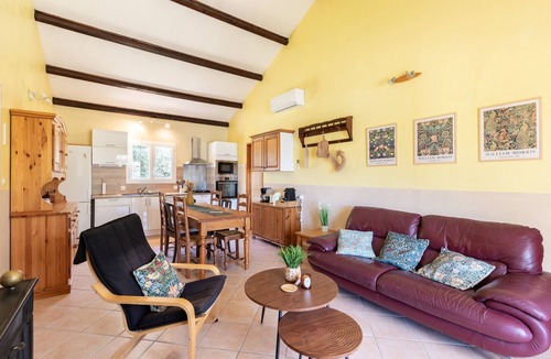 Manso House | Family Holiday Home with Mountain View, Shared Terrace and Air Conditioning