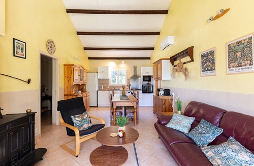 Manso House | Family Holiday Home with Mountain View, Shared Terrace and Air Conditioning