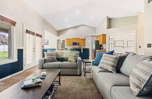 Meridian House | Family home -desirable neighborhood w/pool access