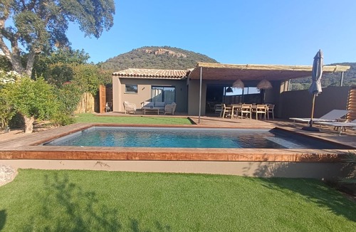 Cirendinu House | Family house "2025" sleeps 8, private pool, close to beaches