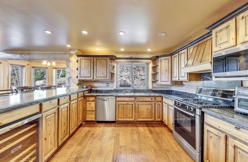 Brian Head Cabin | Family retreat, close to lifts, hot tub, arcades, pool table, smart TVs, wifi
