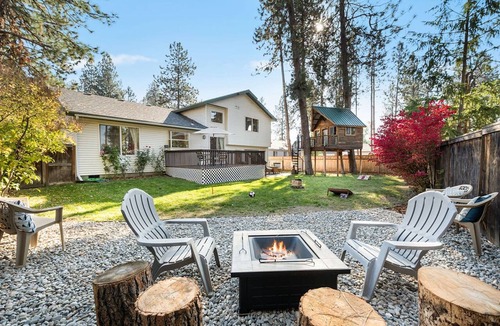Post Falls House | Family Retreat w/Treehouse + Game Room