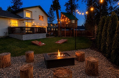 Post Falls House | Family Retreat w/Treehouse + Game Room
