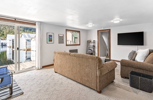 Bayview Boat Rental | Fantastic Floating Home W/ Stunning Views, Deck, Gas Grill, Free WiFi & More!