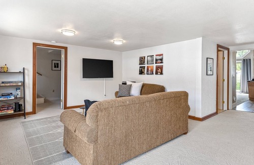 Bayview Boat Rental | Fantastic Floating Home W/ Stunning Views, Deck, Gas Grill, Free WiFi & More!
