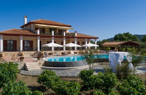 Agia Marina House | Fantastische Villa Anastasia mit großem Pool by Interhome