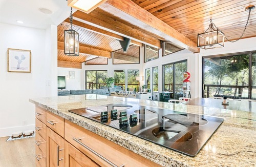 Kelseyville House | Farm Stay + Private Lake + Disk Golf + Alpacas