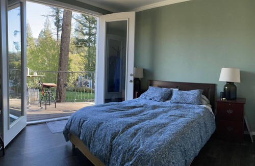 Middletown House | Farmhouse near Harbin Hot Springs with 3 bedrooms, 2 guest cabins, creek access