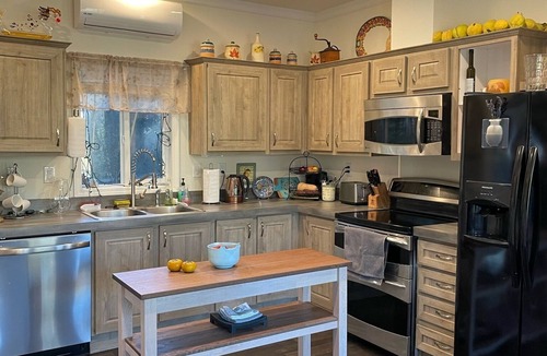 Middletown House | Farmhouse near Harbin Hot Springs with 3 bedrooms, 2 guest cabins, creek access
