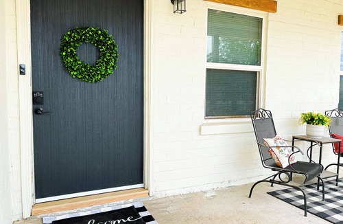 Thatcher House | Farmhouse Retreat with deck and fire pit, very family friendly & great location