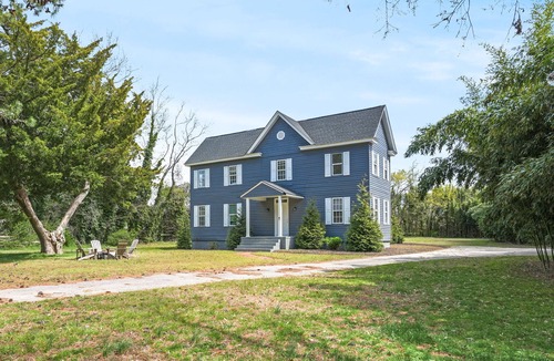 Dalbys Apartment | Farmhouse Sunrise | Upper-level renovated home - a boater