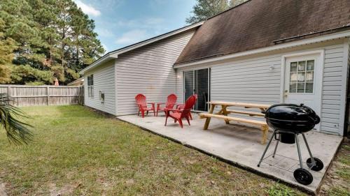 Savannah House | Fenced Backyard & Grill Near Historic District
