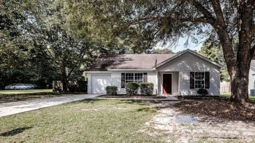 Savannah House | Fenced Backyard & Grill Near Historic District