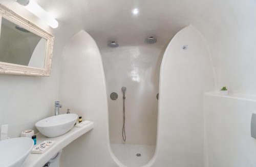 Fira House | Fira-Cave-Sleeps 13-Parking-Pool-Pet Friendly