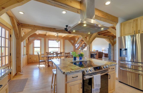 Felt Cabin | Fire Pit, Deck + Hot Tub: Idaho Group Getaway!