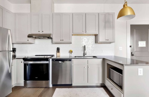 Cannonborough Elliotborough Condo | Fire Tower | Fresh 1BR Suite + Courtyard + Rooftop