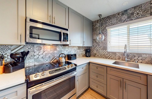 Feldman's Condo | First-floor condo with private washer/dryer, outdoor pool, gas grills & AC