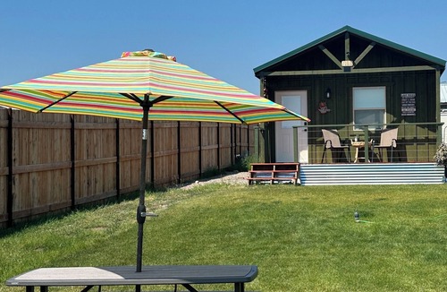 Elmo Cabin | Flo’s Cabin at Grans – Flathead Lakefront, Firepit, Dock, Kayaks, Pet Friendly.