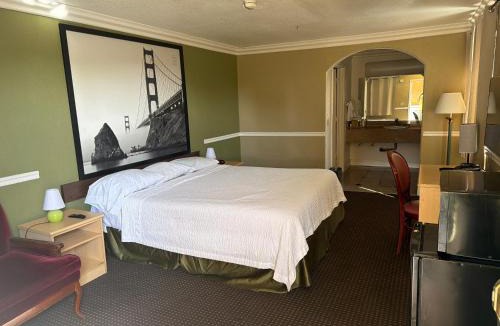 Hayward Hotel | Foothills Inn
