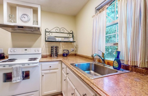 Lakeport House | Forbestown Carriage House in the Heart of Dtwn