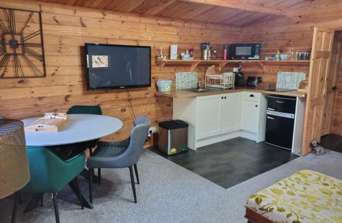 Alderholt House | Forest Cabin Retreat-Sleeps 2-Garden Wifi Trails