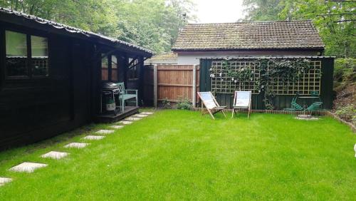 Alderholt House | Forest Cabin Retreat-Sleeps 2-Garden Wifi Trails