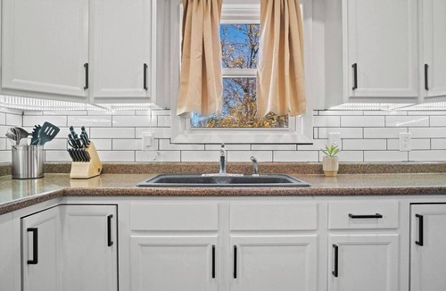 Fort Wayne Apartment | Fort Wayne Apartment | King Bed, Parking Included