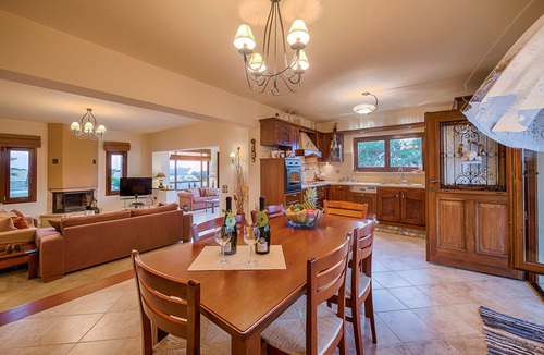 Asklipiio Villa | Four-Bedroom Private Family Villa with Pool, 400m from the Beach. Villa Russelia