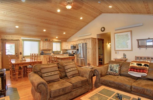 Lazy Acres Cabin | Fox Den Lodge: 3-bedroom lodge style retreat, just 7 minutes from Yellowstone. SAUNA