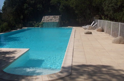 Cirendinu Apartment | Apartment for 2 to 4 people with very large pool and garden, beach 900M