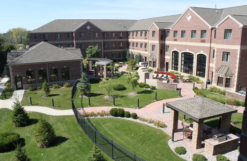 Carmel Apartment | Free Breakfast Buffet Daily. Indoor Pool. Gym. Studio in a Great Location.