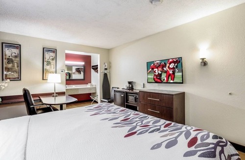 Allison Hotel | Free Breakfast & Pool Retreat | 3.6 mi to Historic District