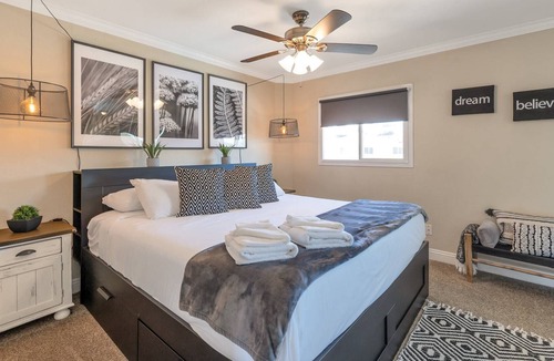 Park Scottsdale Townhouse House | FREE GOLF, Pool + Close to Spring Training, Old Town's Shopping & Dining, Private Back Patio & Grill