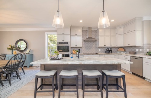Macon House | Free Night Included - Hot Tub, Main Lake Views & boat to near by Restaurants