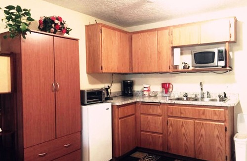 Ellsworth Apartment | Free Shuttle Studio with Private Entrance Near The PDX Airport