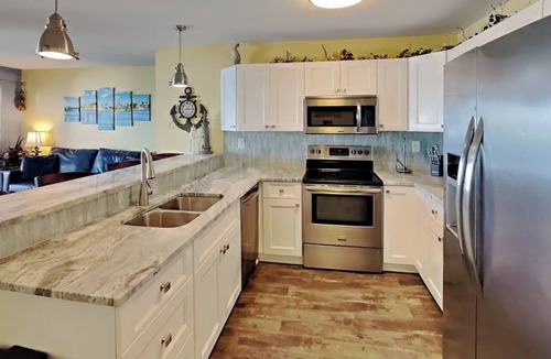 Put-in-Bay Condo | Fresh & Fun Lake Erie Escape | 12 ppl | C206