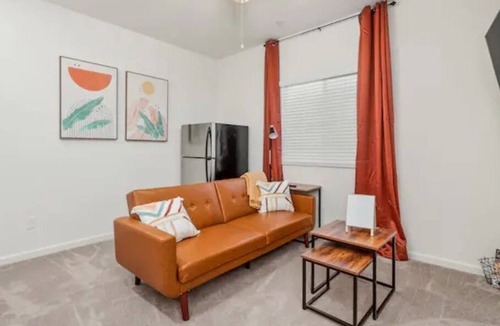 Roosevelt House | Fresno House | Long-term | 3:2+1:1 | Master Suite!