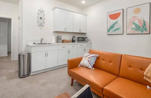 Roosevelt House | Fresno House | Long-term | 3:2+1:1 | Master Suite!