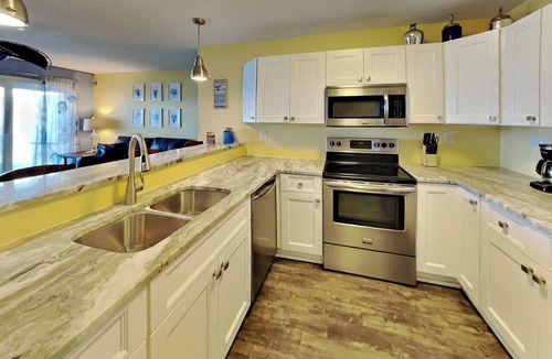 Put-in-Bay Condo | Friends of the Bay—Lake Views Await | 12 ppl| C106